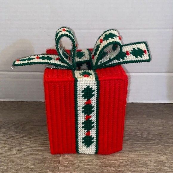 Vintage Needlepoint Tissue Box Cover Christmas Present Holly Grandmacore - Picture 1 of 6